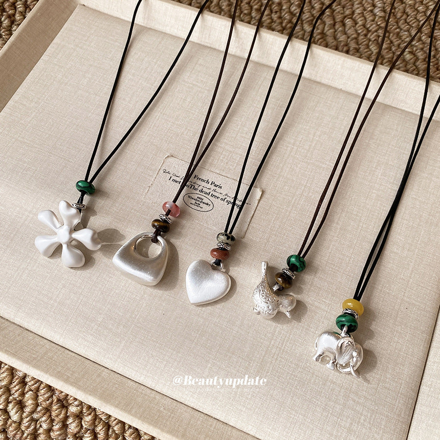 銀色花朵拉絲復古項鍊－細節特寫1｜https://igowo.tw/