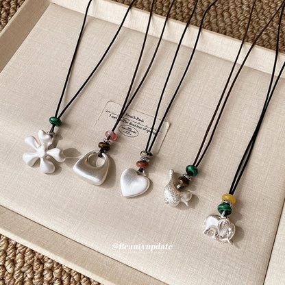 銀色花朵拉絲復古項鍊－細節特寫1｜https://igowo.tw/