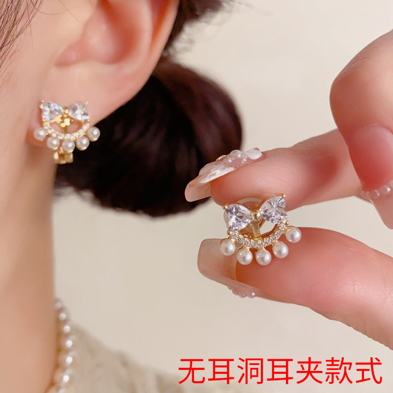 珍珠蝴蝶結鑲鑽耳夾－商品主圖｜https://igowo.tw/