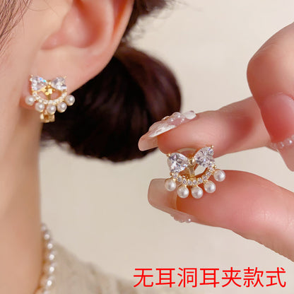 珍珠蝴蝶結鑲鑽耳夾－商品主圖｜https://igowo.tw/