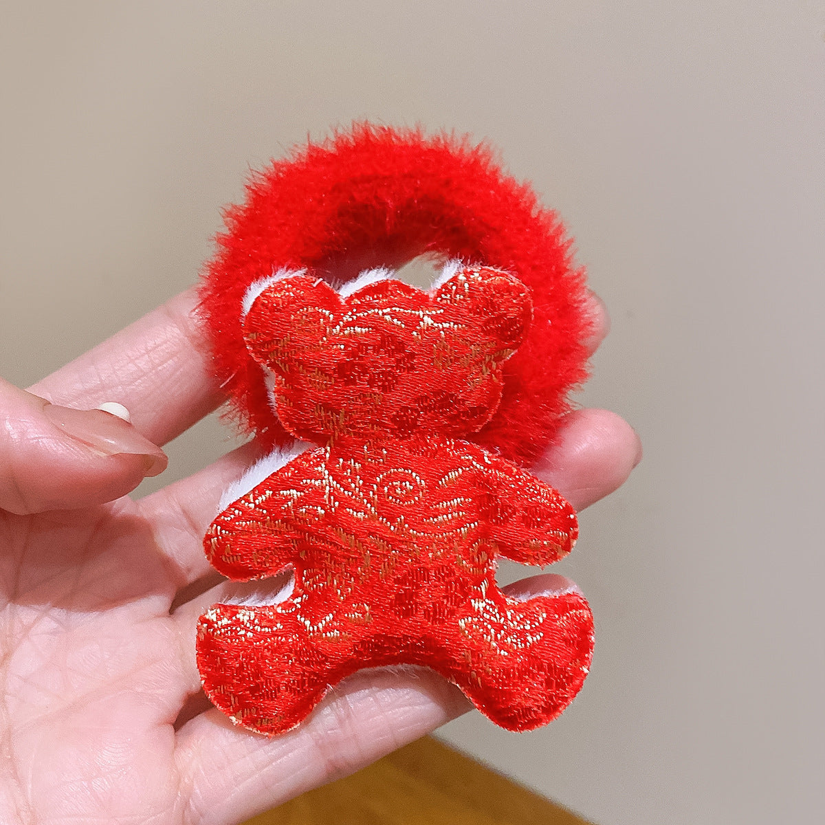 紅色絨面蝴蝶結髮圈－亮片款花朵款細節17｜https://igowo.tw/