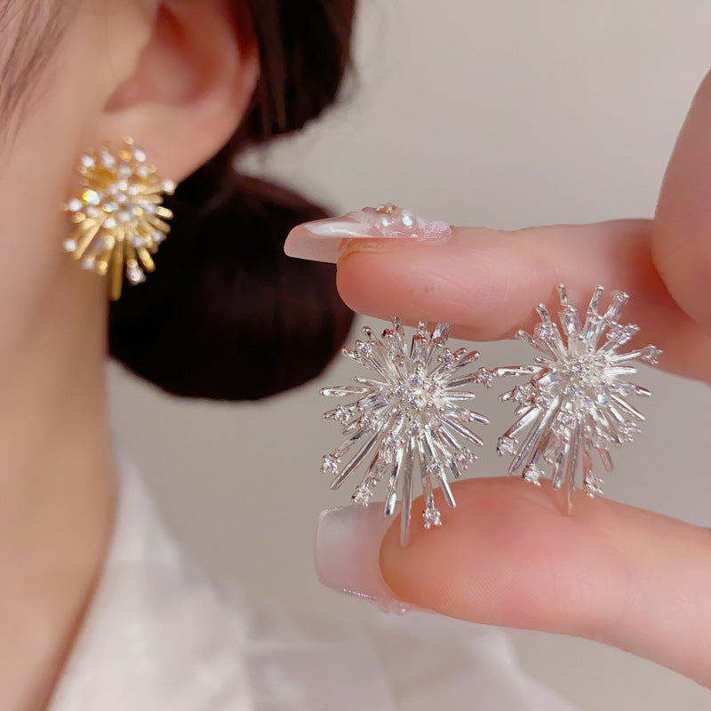 金色鋯石花朵電鍍耳釘－第二視角實拍｜https://igowo.tw/