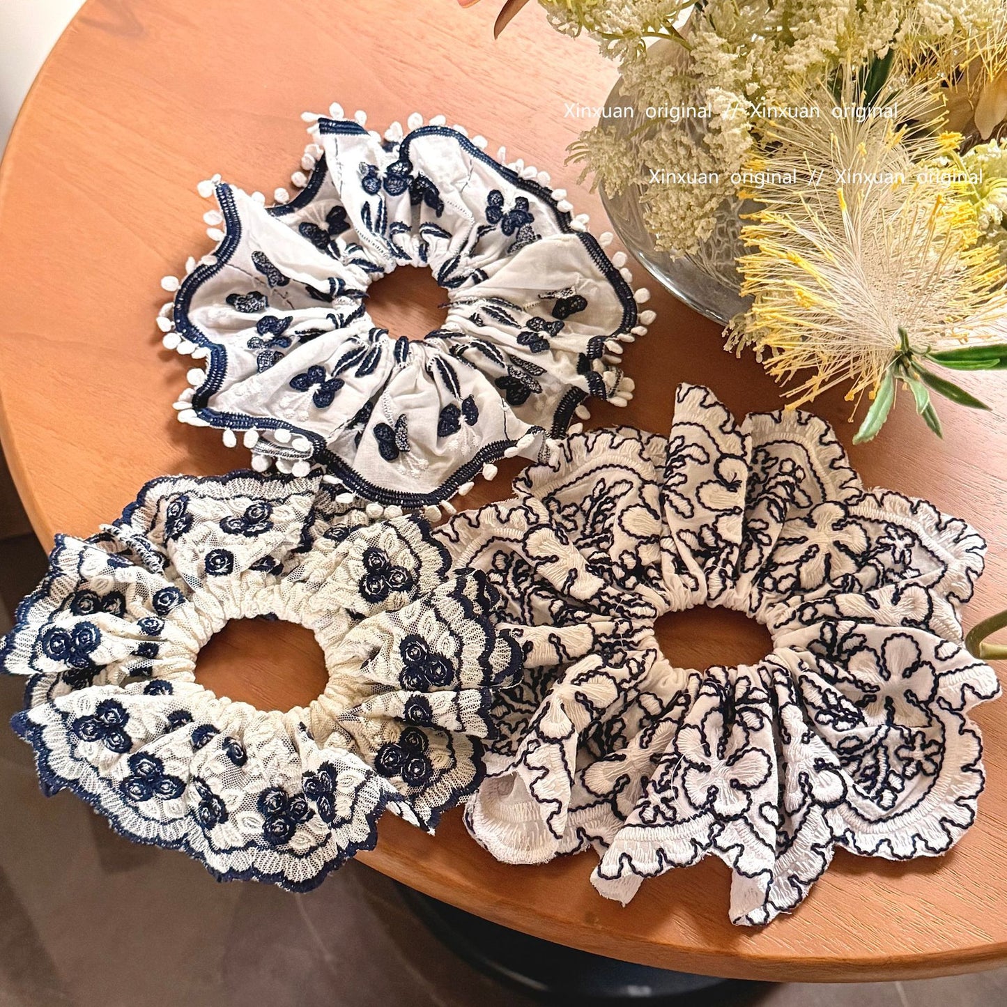 藍色大腸圈刺繡髮圈－細節特寫1｜https://igowo.tw/