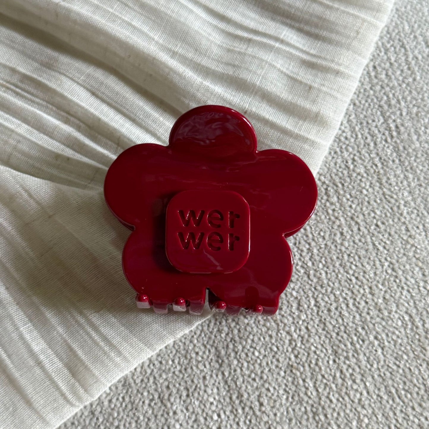 醋酸板材花朵鯊魚夾－紅色款細節｜https://igowo.tw/