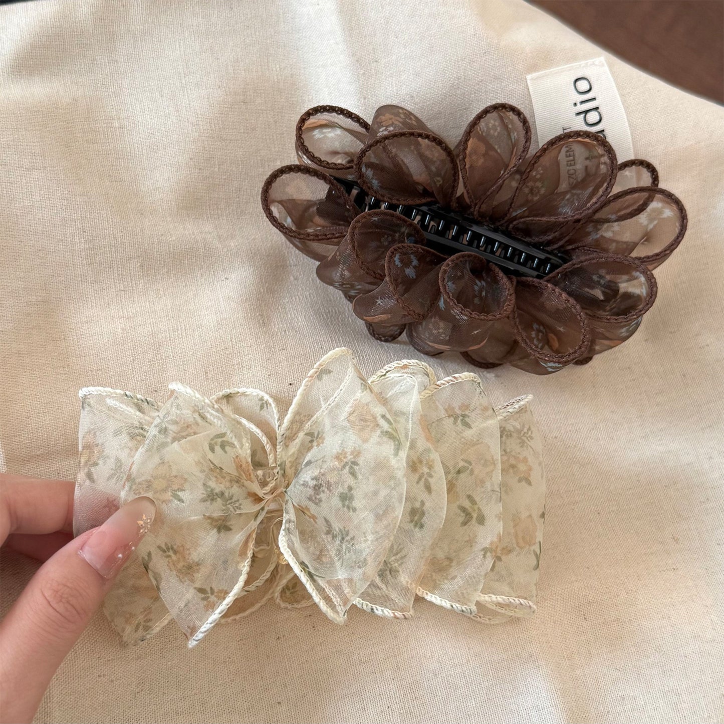 雲朵簡約髮夾－米白印花香蕉夾款實拍｜https://igowo.tw/