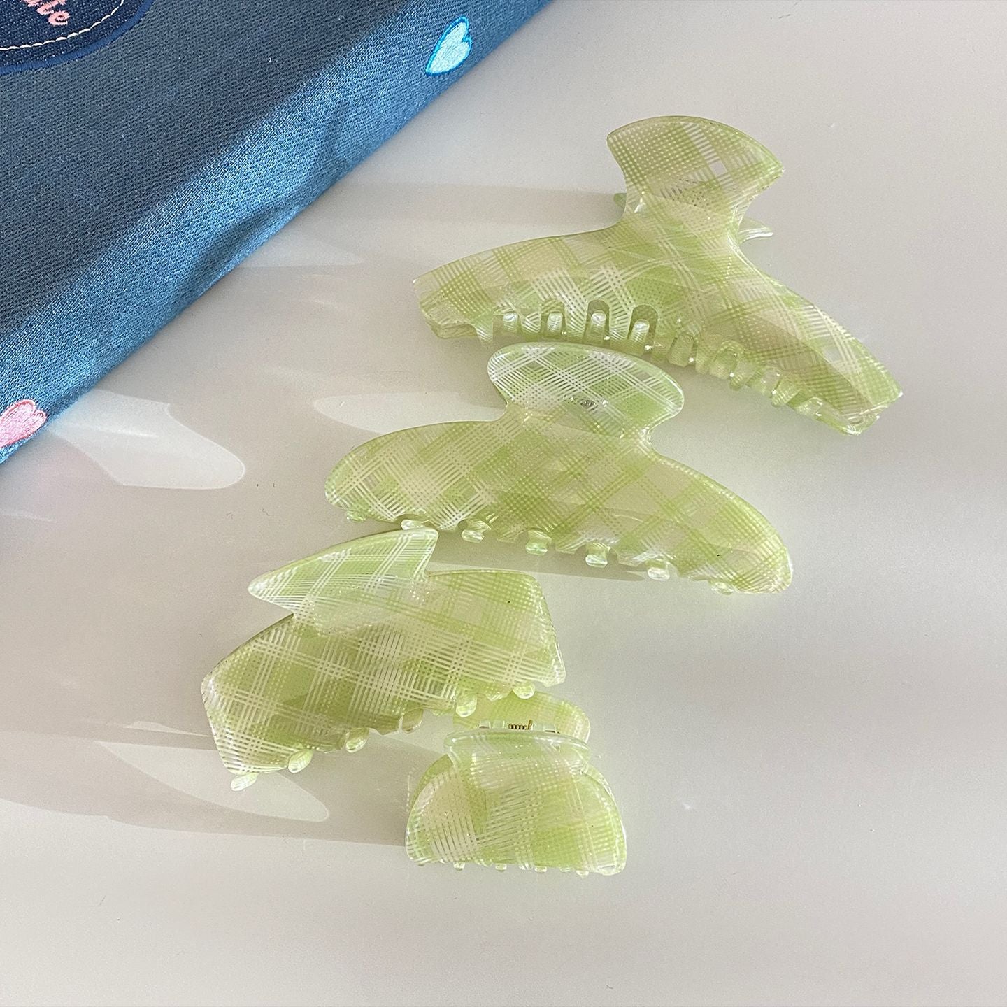 藍色格紋簡約鯊魚夾－藍色小方形款實拍｜https://igowo.tw/
