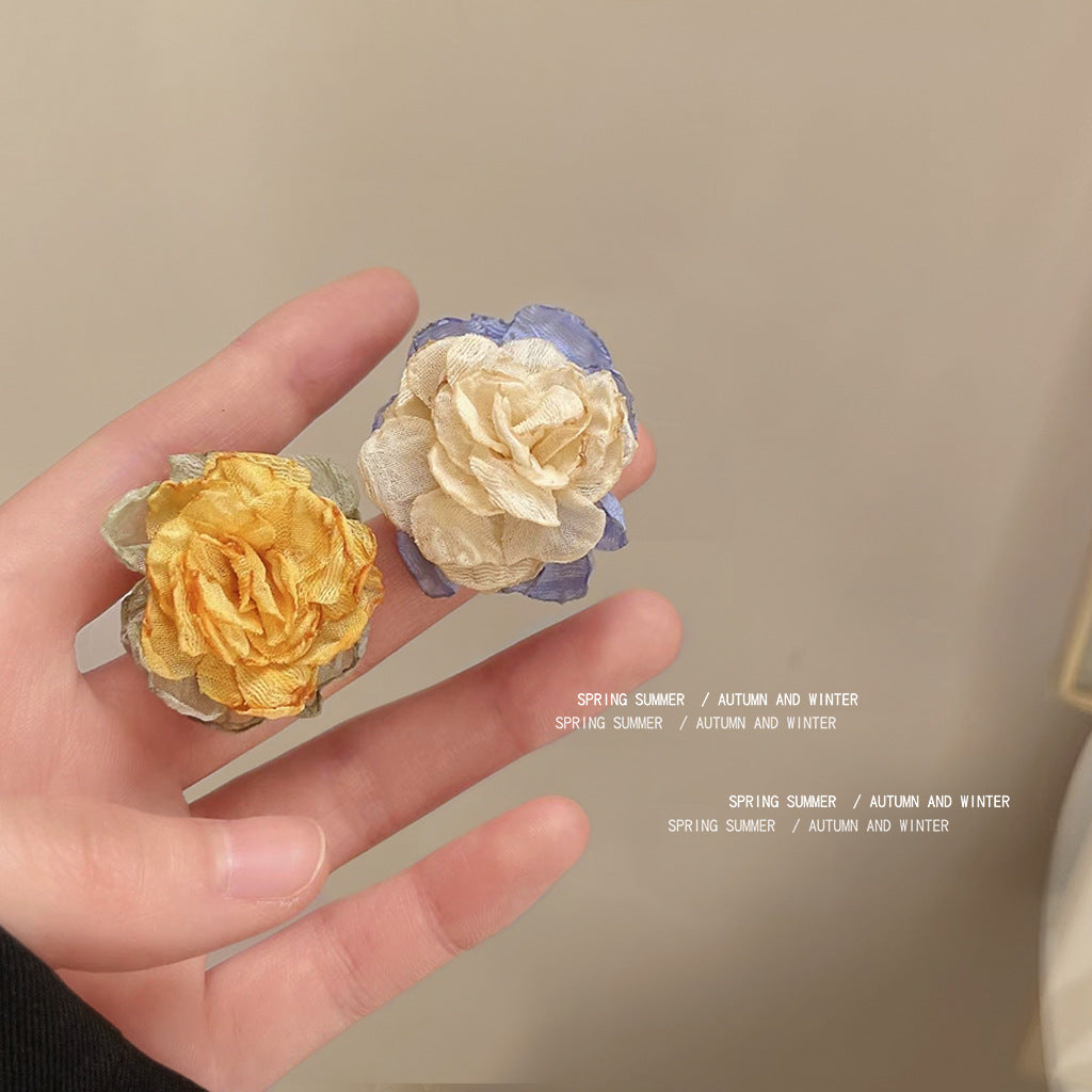 布面銀針山茶花耳釘－商品主圖｜https://igowo.tw/