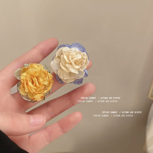 布面銀針山茶花耳釘－商品主圖｜https://igowo.tw/