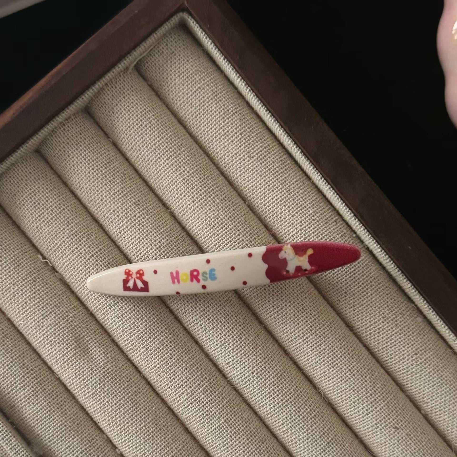 紅色小馬橢圓髮夾－紅色雙拼髮夾款細節2｜https://igowo.tw/