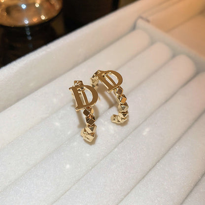 金色鋯石字母耳扣－細節特寫17｜https://igowo.tw/