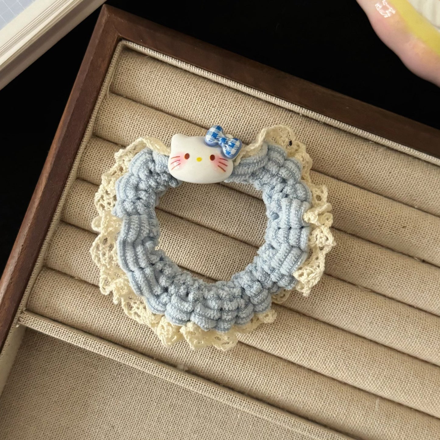 棕色貓咪髮圈－黃色髮圈款細節4｜https://igowo.tw/