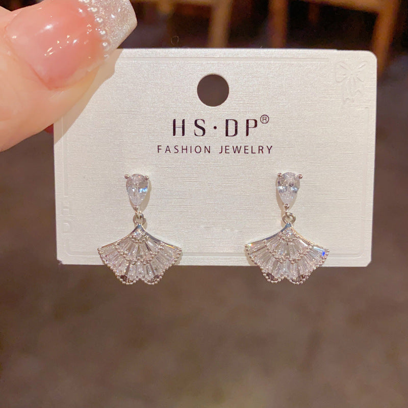 鋯石扇形簡約耳釘－第二視角實拍｜https://igowo.tw/