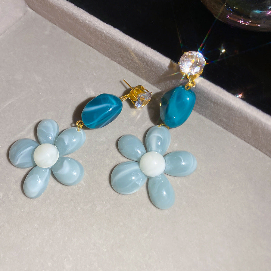 白色樹脂花朵簡約耳釘－細節特寫19｜https://igowo.tw/
