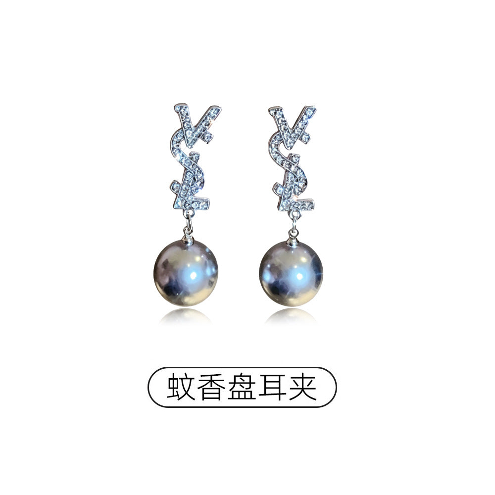 珍珠銀針字母鑲鑽耳環