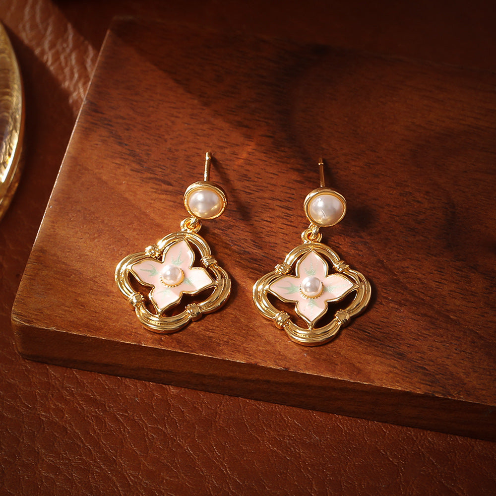 琺瑯幸運草復古耳釘－細節特寫1｜https://igowo.tw/