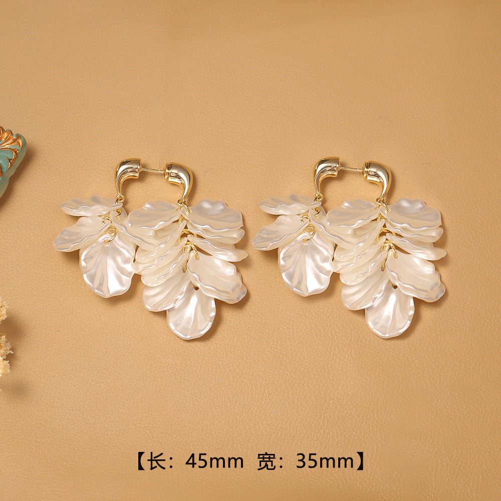 白色珍珠花朵兩用耳墜－第二視角實拍｜https://igowo.tw/
