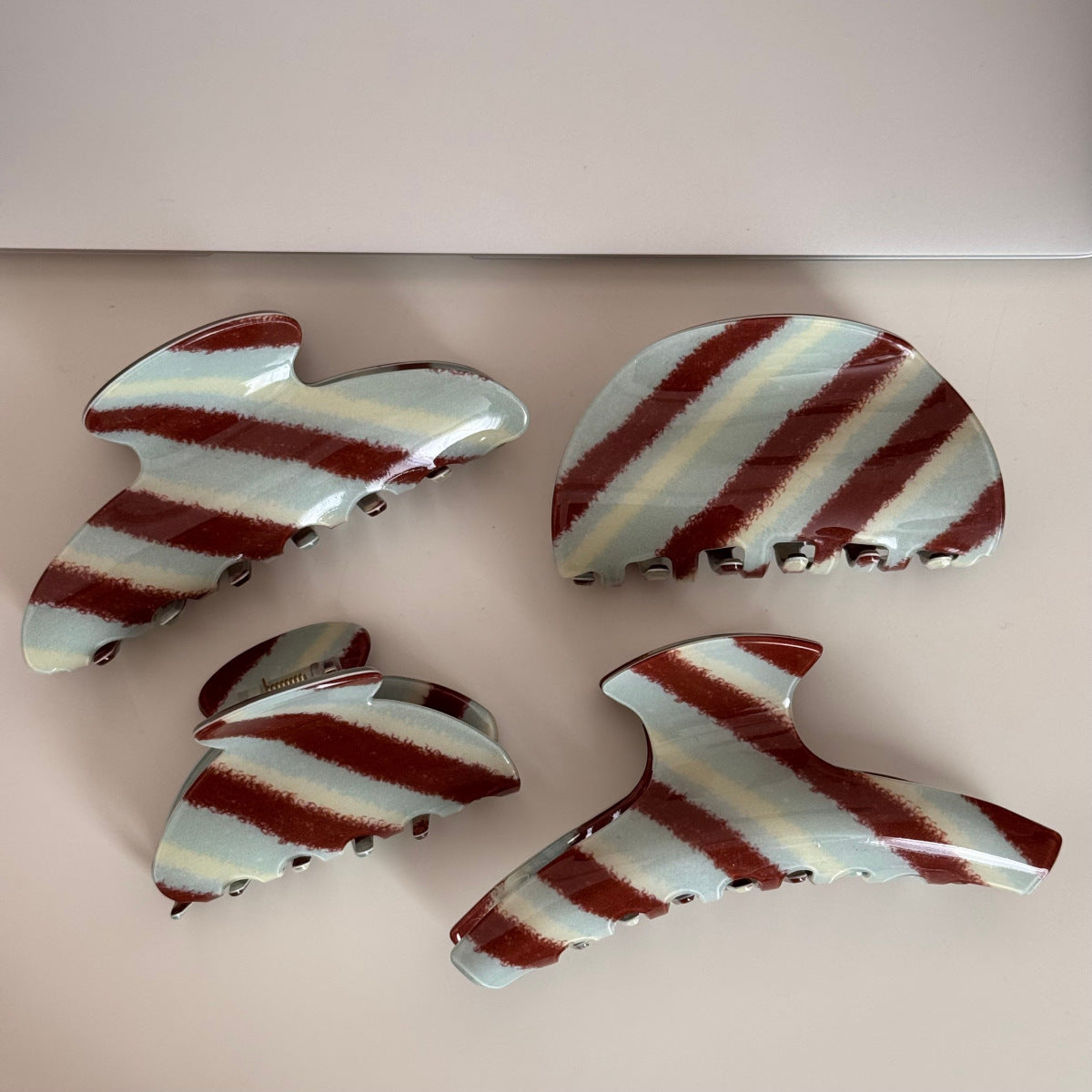 醋酸板材復古鯊魚夾－綠咖斜紋-粗一字款實拍｜https://igowo.tw/