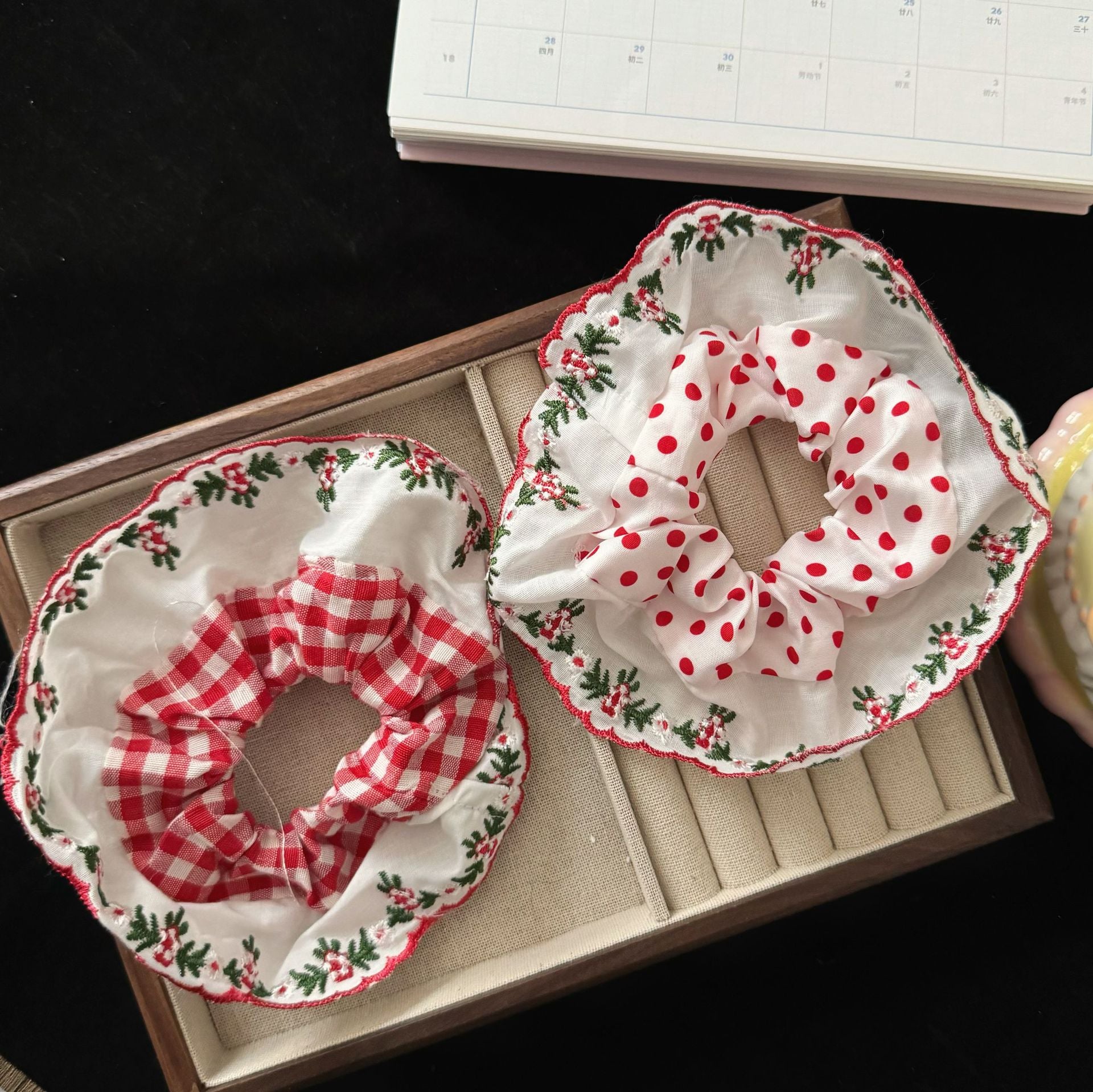 紅色碎花大腸圈髮圈－商品主圖｜https://igowo.tw/