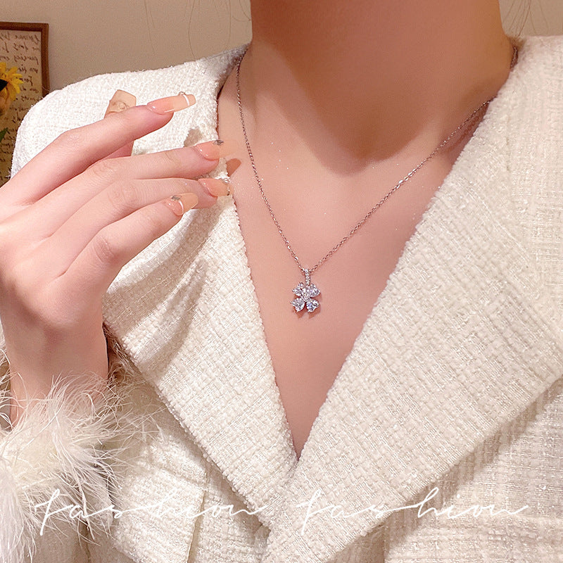 鋯石鈦鋼花朵微鑲項鍊－商品主圖｜https://igowo.tw/