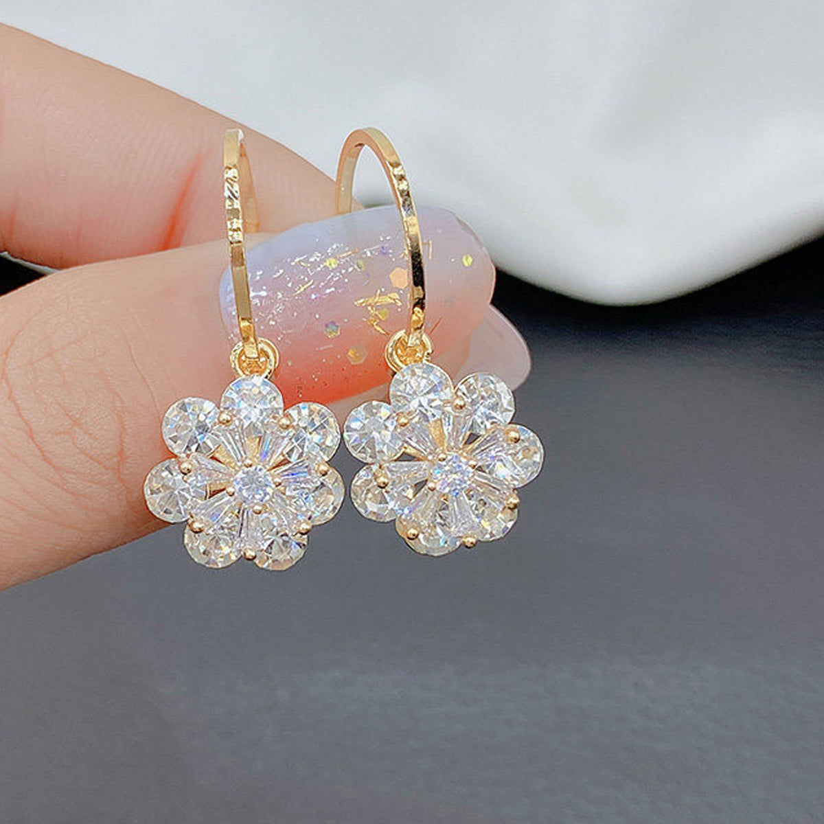 金色水晶鋯石花朵耳環－商品主圖｜https://igowo.tw/