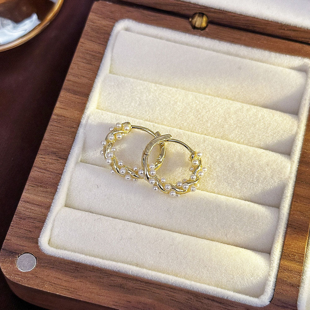金色珍珠花朵電鍍耳釘－細節特寫79｜https://igowo.tw/