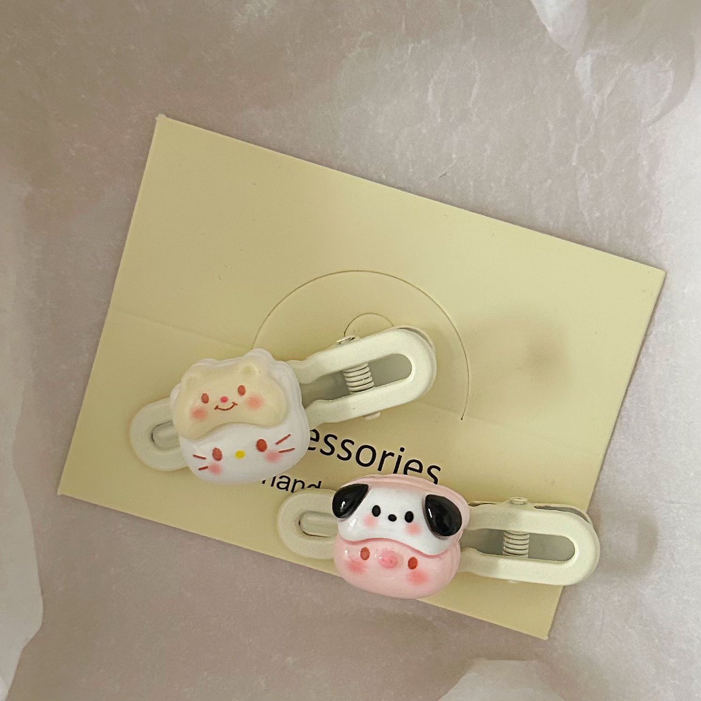 粉色卡通髮夾－白色貓咪髮夾款實拍｜https://igowo.tw/