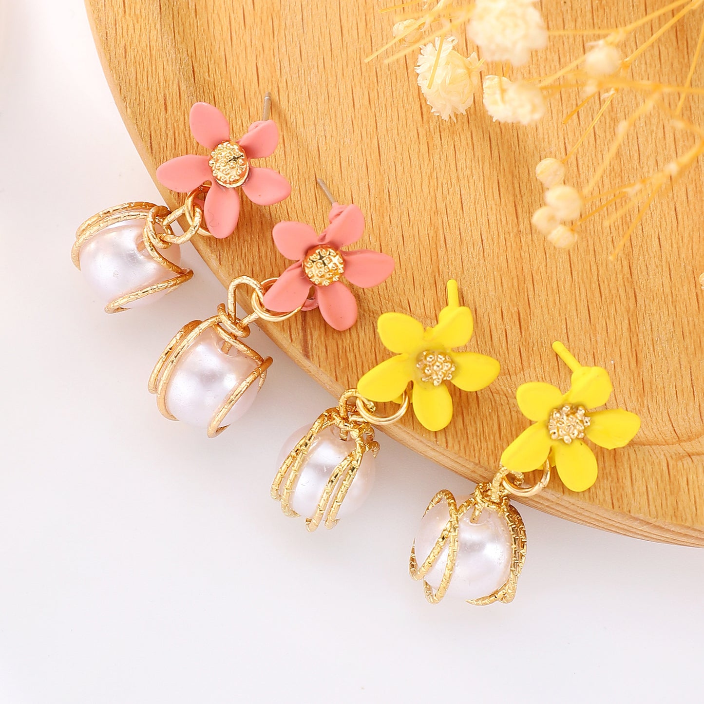 粉色珍珠花朵耳釘－細節特寫1｜https://igowo.tw/