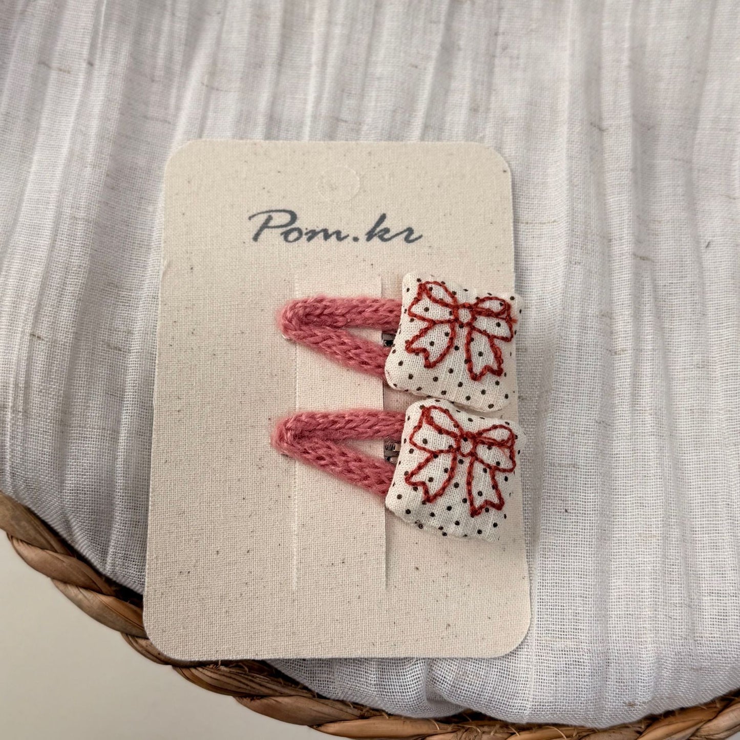 粉色蕾絲波點刺繡髮夾－雲朵款細節｜https://igowo.tw/