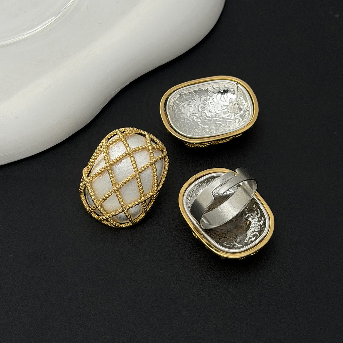 金屬方形拉絲復古耳釘－細節特寫2｜https://igowo.tw/