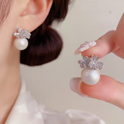 珍珠鋯石花朵立體耳釘－商品主圖｜https://igowo.tw/