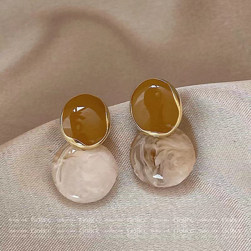 棕色豹紋C形復古耳釘－細節特寫10｜https://igowo.tw/