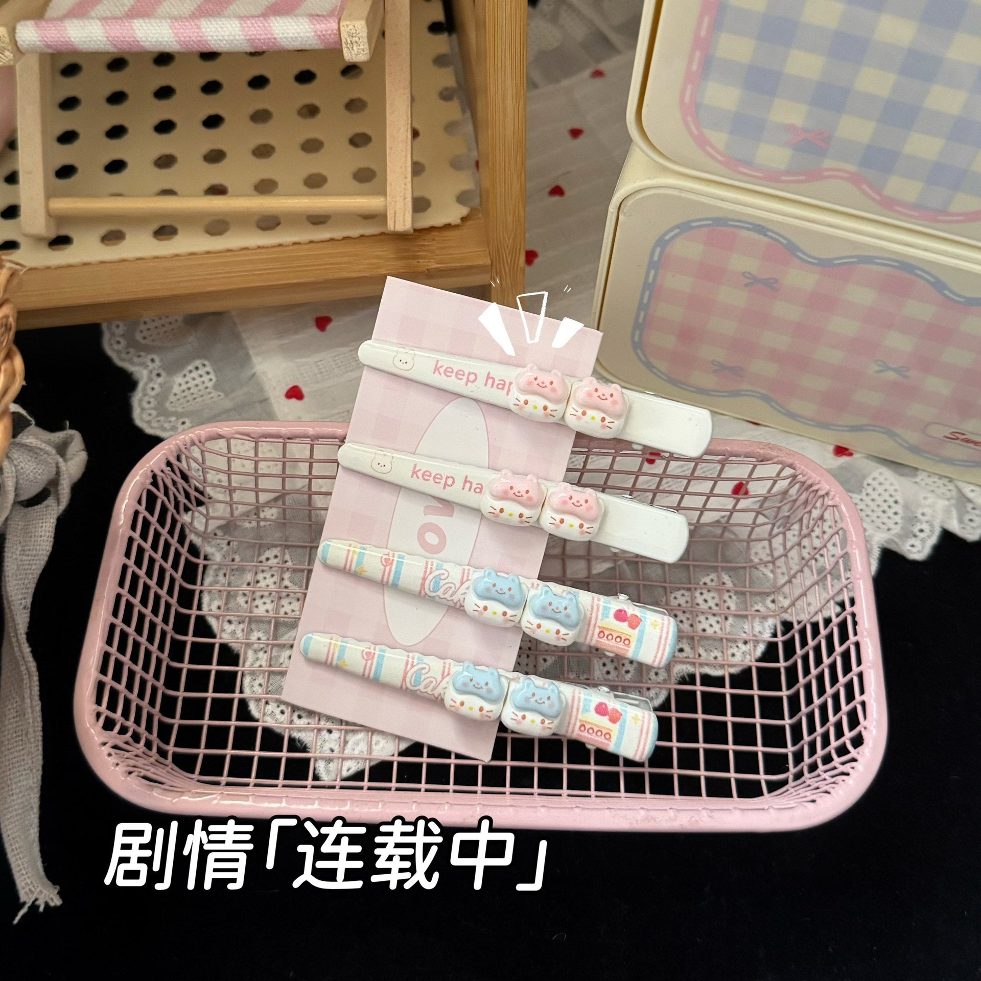 粉色貓咪髮夾－藍色貓咪長條髮夾款實拍｜https://igowo.tw/