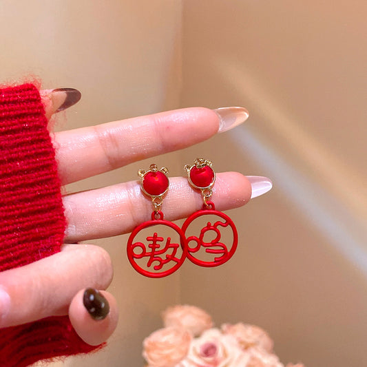 紅色文字不對稱耳釘－商品主圖｜https://igowo.tw/