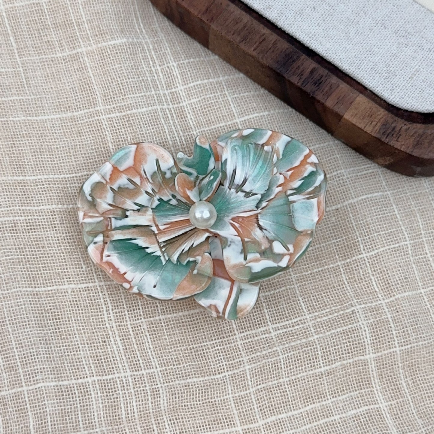 醋酸板材蝴蝶髮夾－人魚色款細節｜https://igowo.tw/