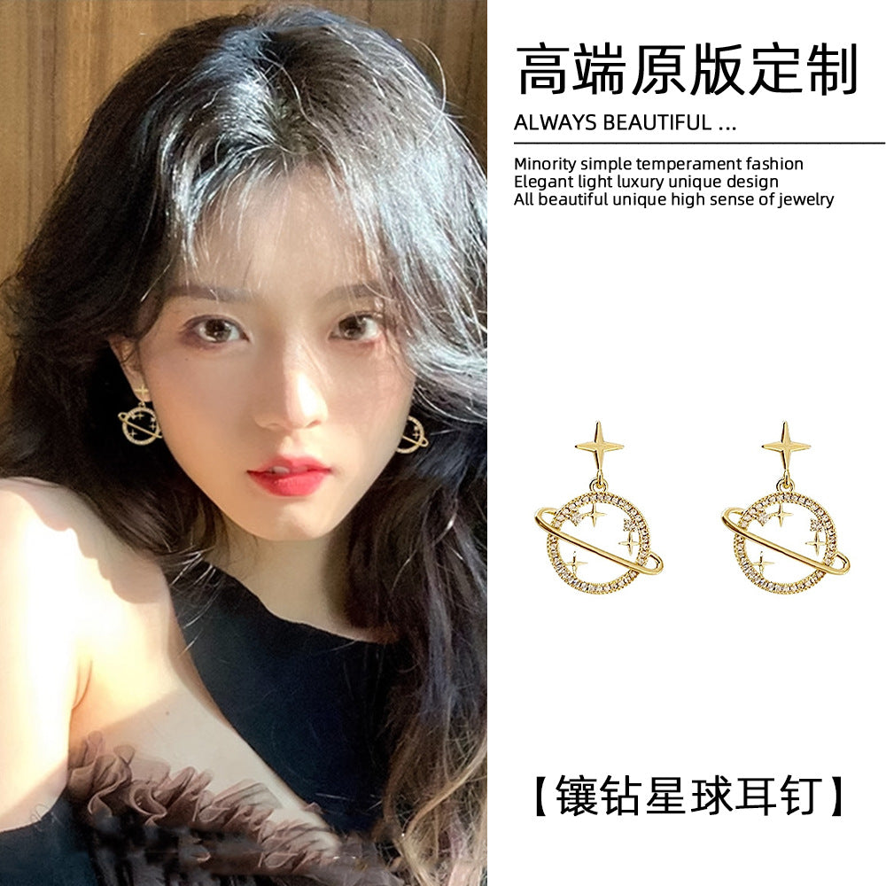 銀針星球鏤空鑲鑽耳釘－商品主圖｜https://igowo.tw/