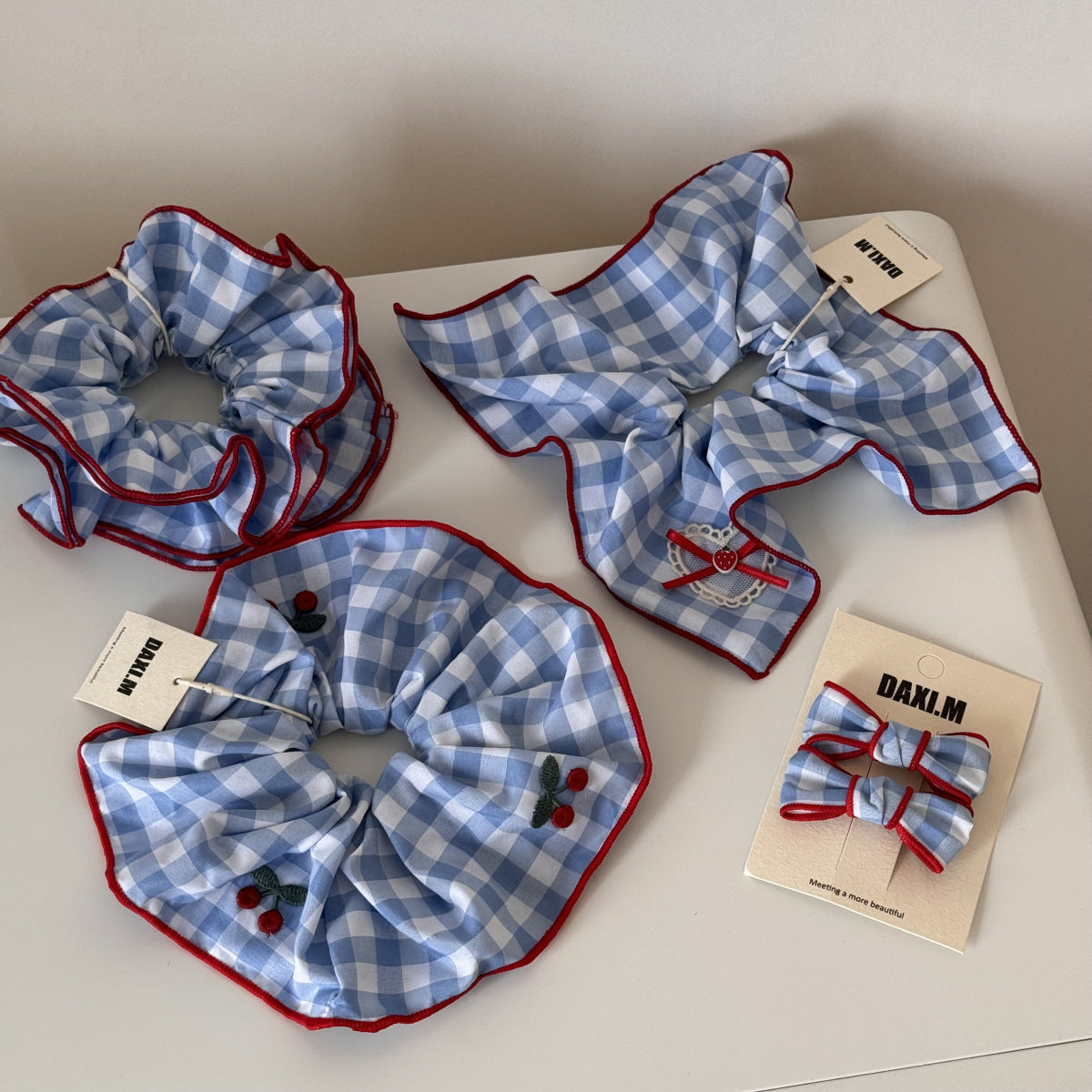 格紋櫻桃刺繡髮圈－紅邊藍格-髮夾款細節｜https://igowo.tw/