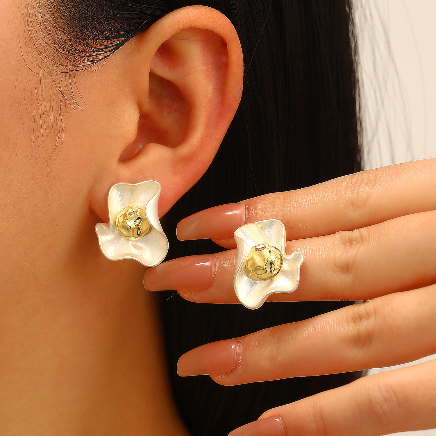 珍珠花朵復古耳環－第二視角實拍｜https://igowo.tw/