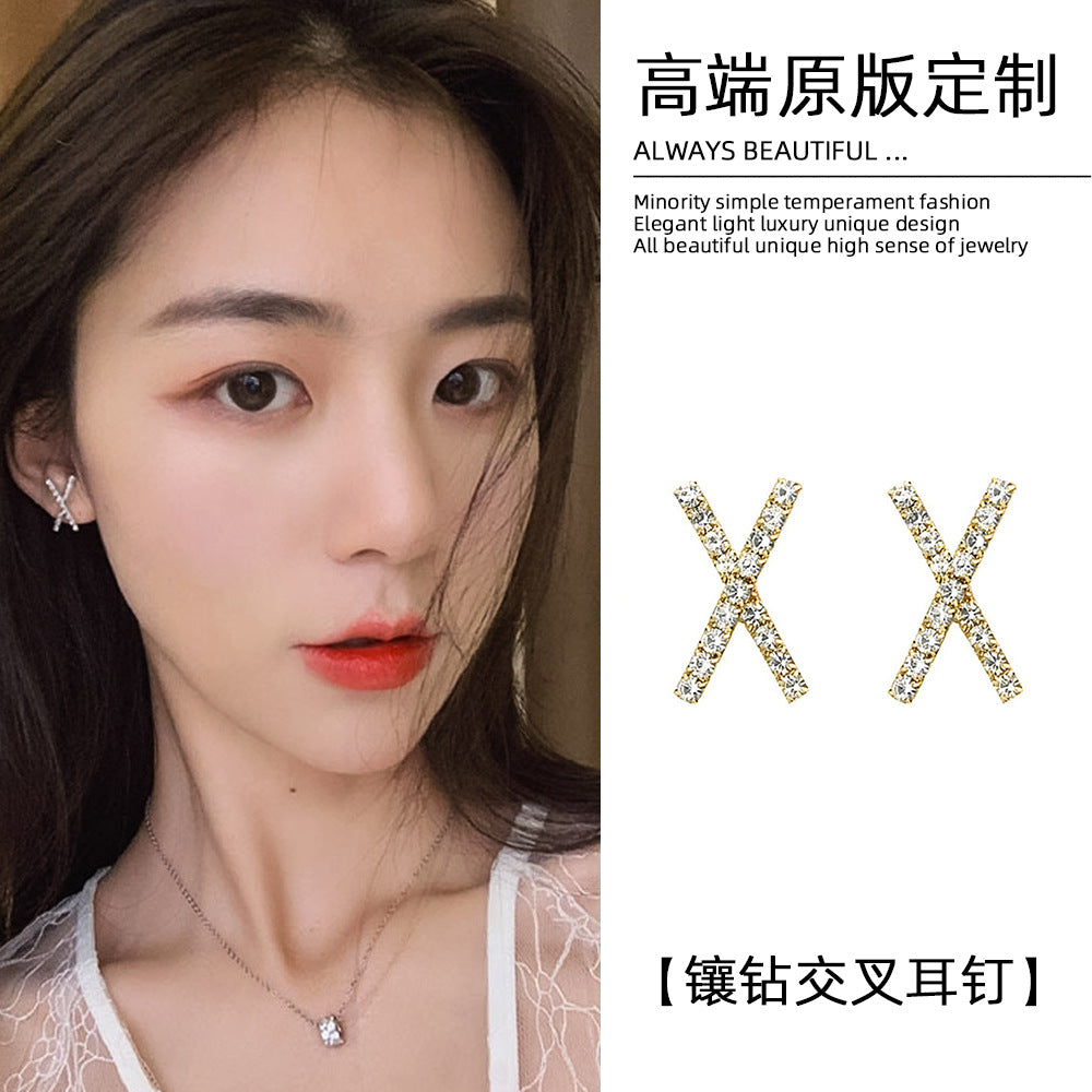 字母交叉鑲鑽小巧耳釘－商品主圖｜https://igowo.tw/