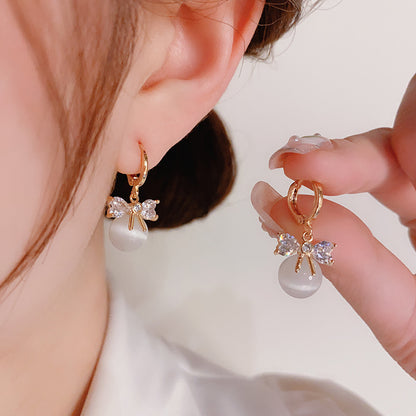 貓眼石蝴蝶結簡約耳扣－商品主圖｜https://igowo.tw/