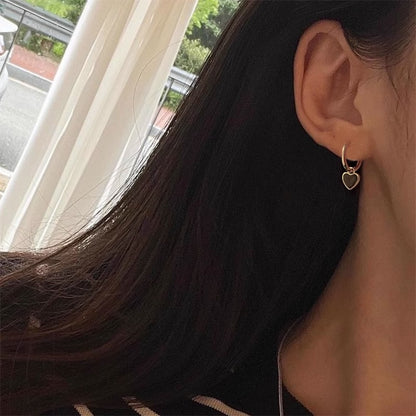 黑色愛心小巧耳環－細節特寫1｜https://igowo.tw/
