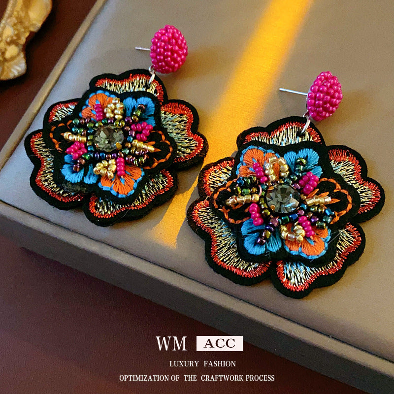 彩色串珠花朵刺繡耳釘－4#銀針-藍色款細節1｜https://igowo.tw/