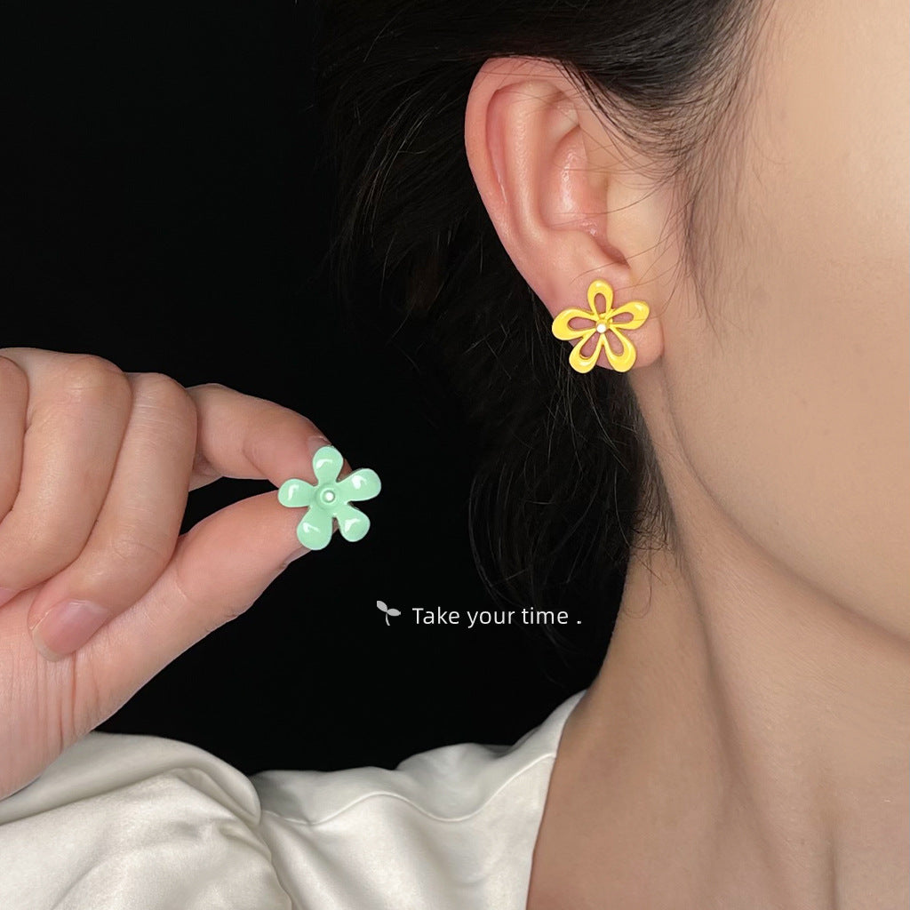 撞色花朵不對稱耳釘－藍白花朵耳釘款實拍｜https://igowo.tw/