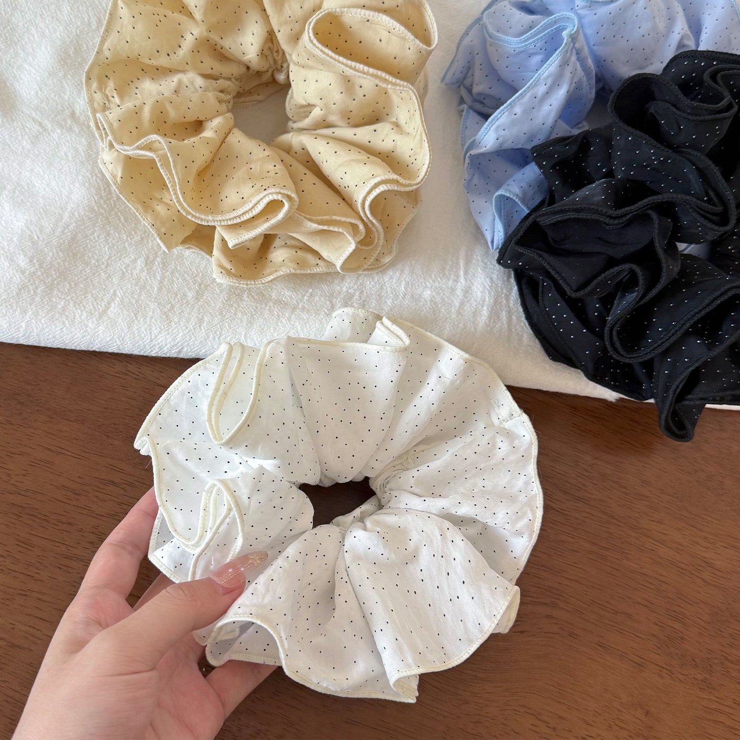 布面波點髮圈－藍色小波點款細節｜https://igowo.tw/