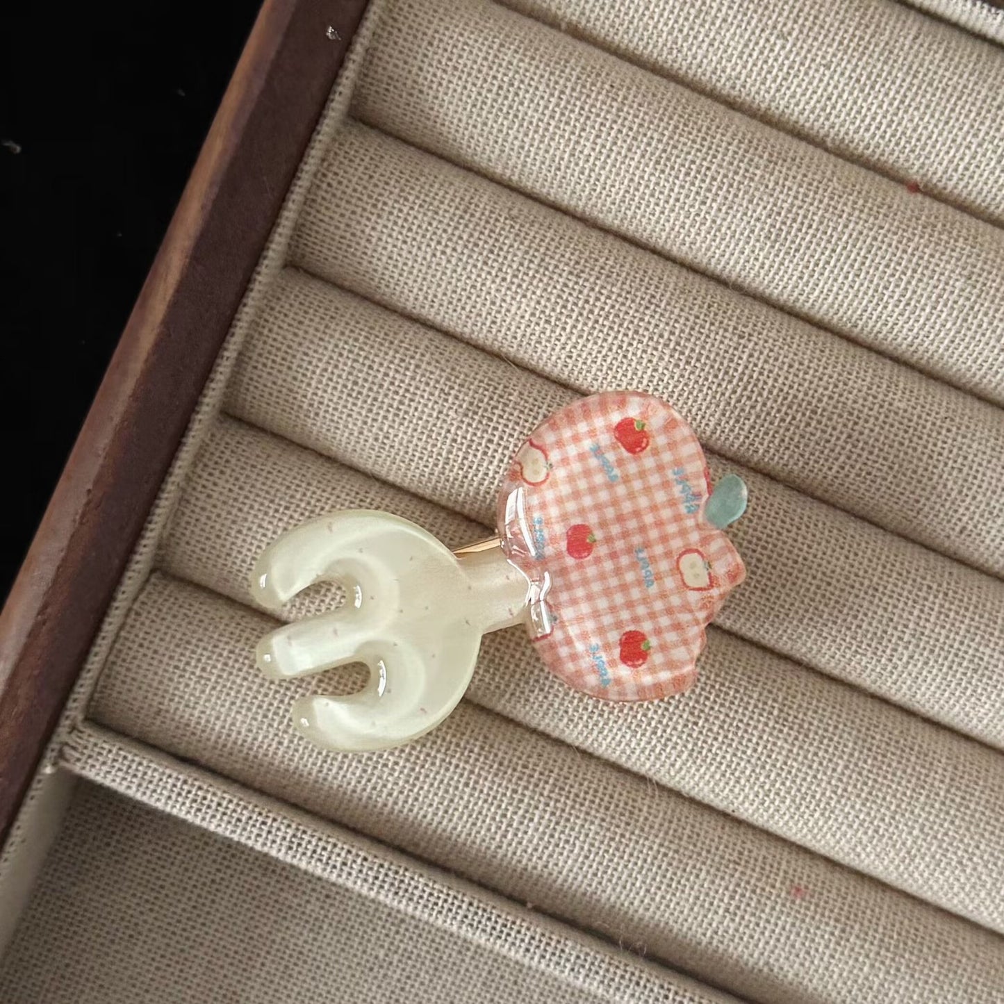 蘋果卡通髮夾－櫻桃蘋果髮夾款細節1｜https://igowo.tw/