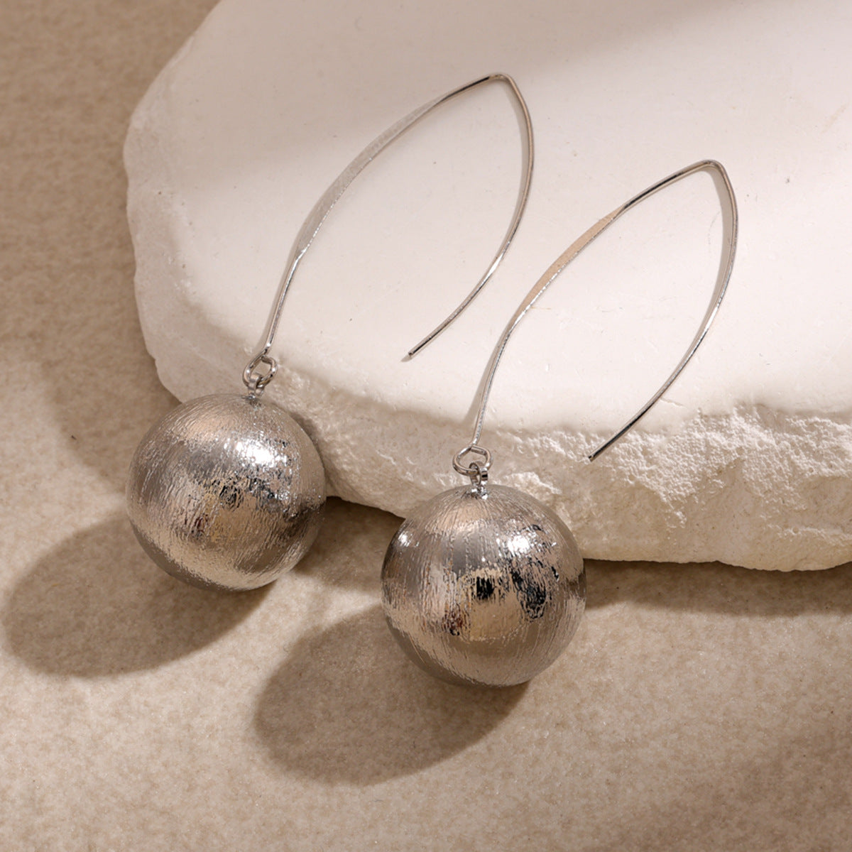 金屬圓珠垂墜誇張耳環