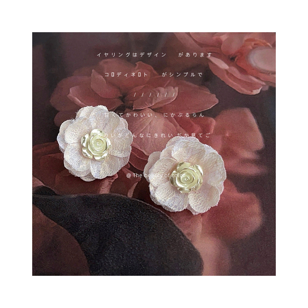 白色網紗花朵誇張耳環－商品主圖｜https://igowo.tw/
