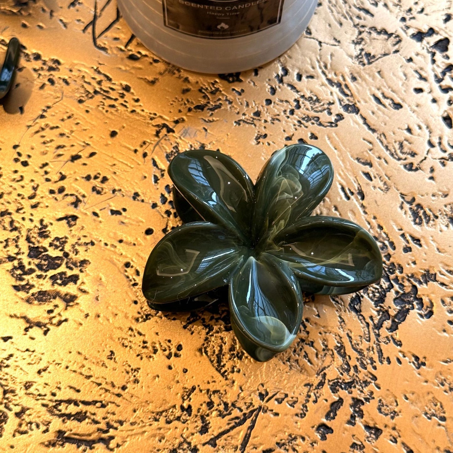 綠色花朵髮夾－小龍骨抓夾款細節｜https://igowo.tw/
