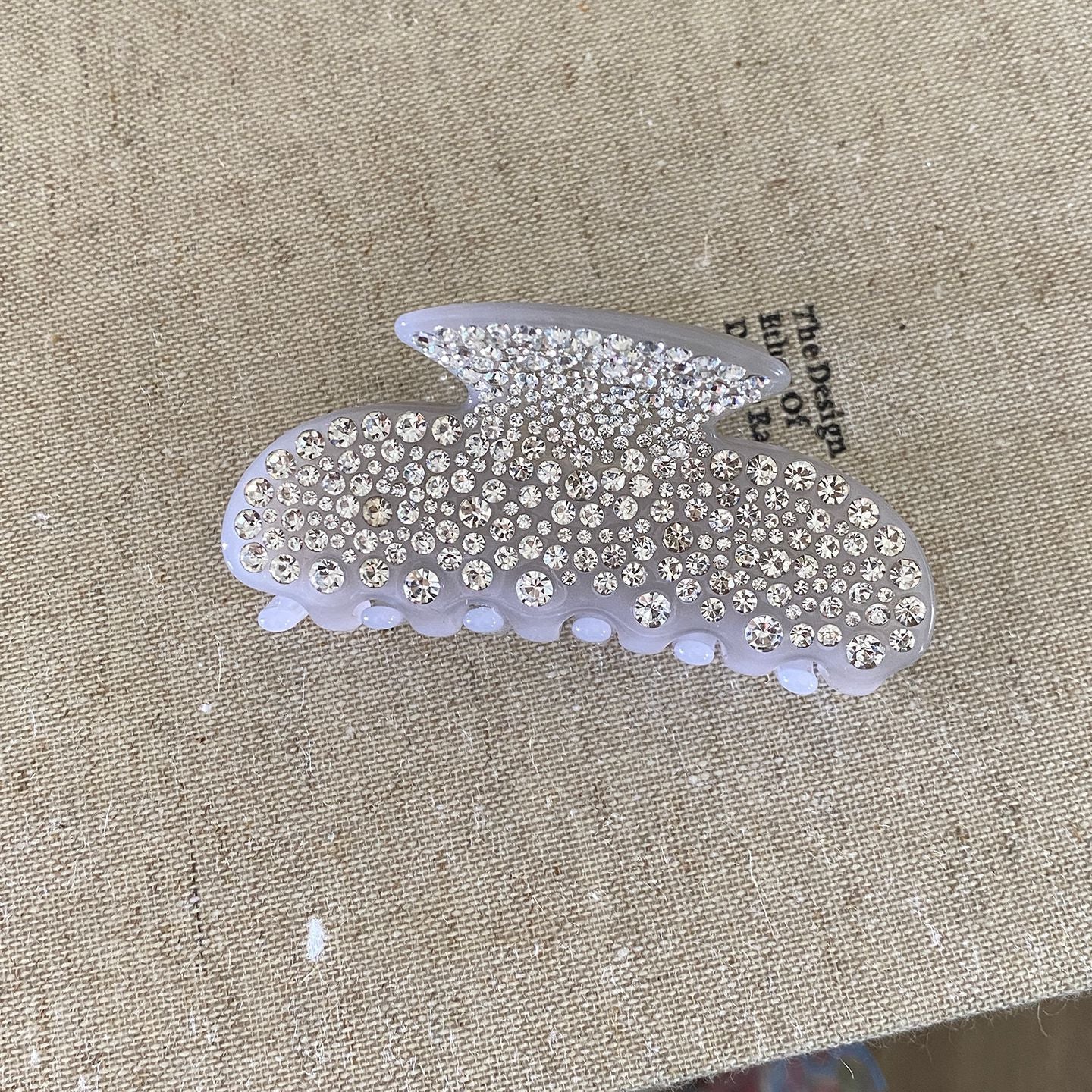 醋酸板材蝴蝶結鯊魚夾－藍色蝴蝶花朵款細節｜https://igowo.tw/