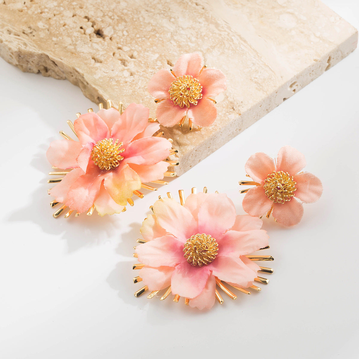 繽紛花朵垂墜耳環－白色款細節1｜https://igowo.tw/