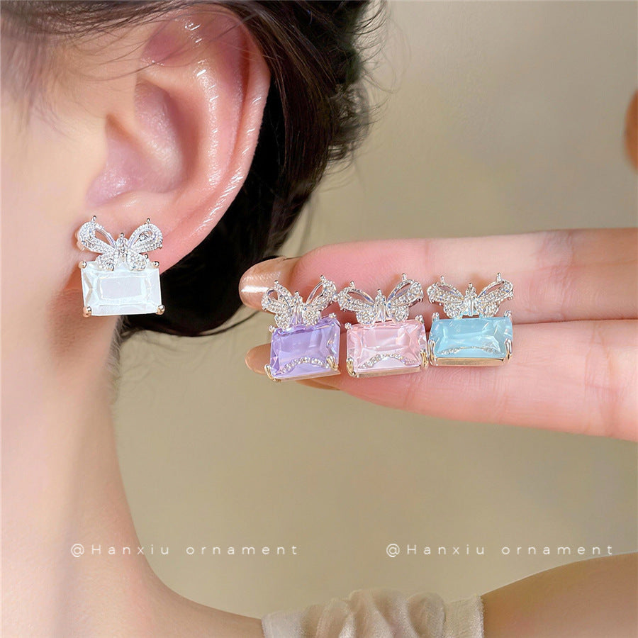 鋯石蝴蝶結耳釘－商品主圖｜https://igowo.tw/
